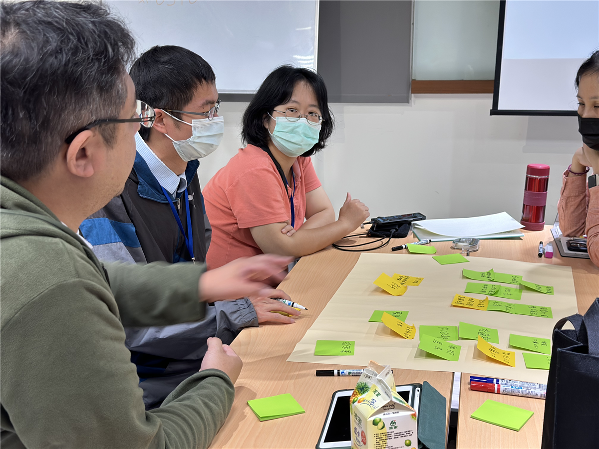 本圖為「公民生活風險地圖」協作會議活動照片05：主持人議題說明、小組討論、小組發表