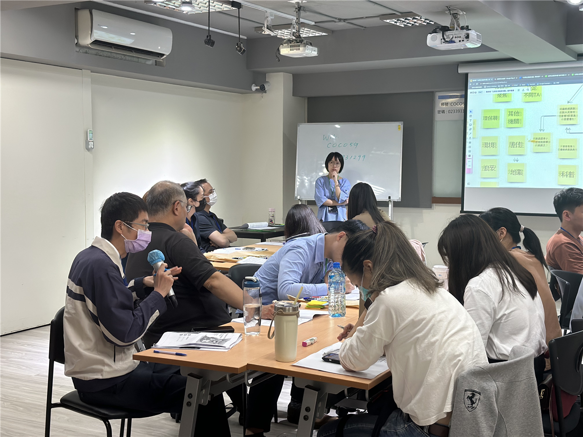 "Risk Mapping of Citizens' Lives" Collaborative Meeting Activity photos 03：Moderator topic description, group discussion, group presentation